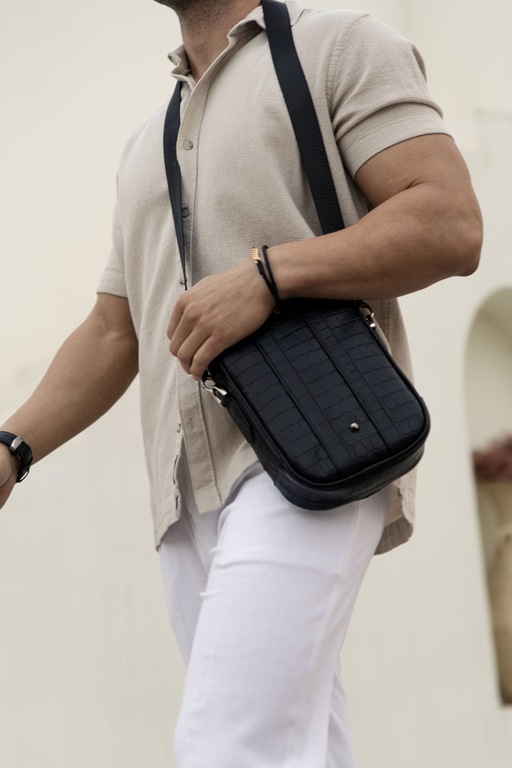 کیف کراس بادی مردانه طرح لونا چرم کروکودیلی مشکی