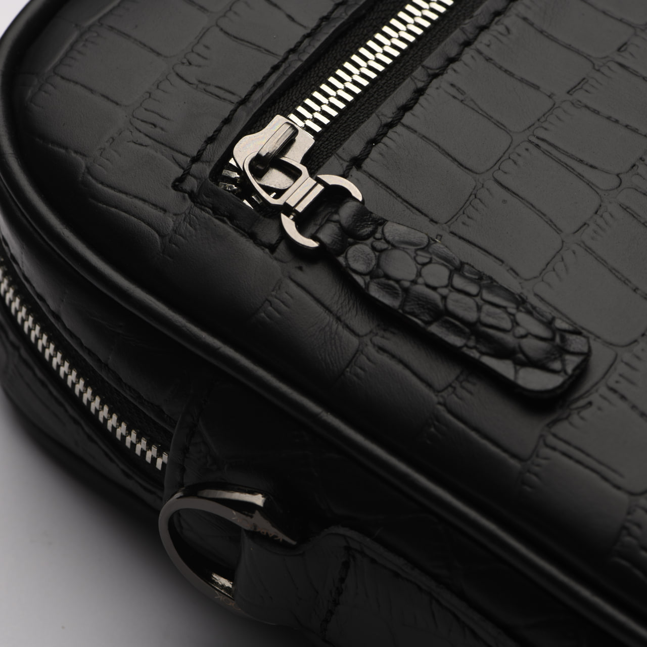 کیف کراس بادی مردانه طرح لونا چرم کروکودیلی مشکی