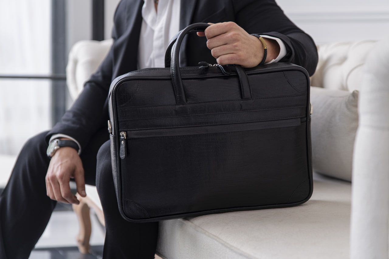 کیف اداری طرح گاندو چرم لیزارد مشکی کیف اداری طرح گاندو چرم لیزارد مشکی