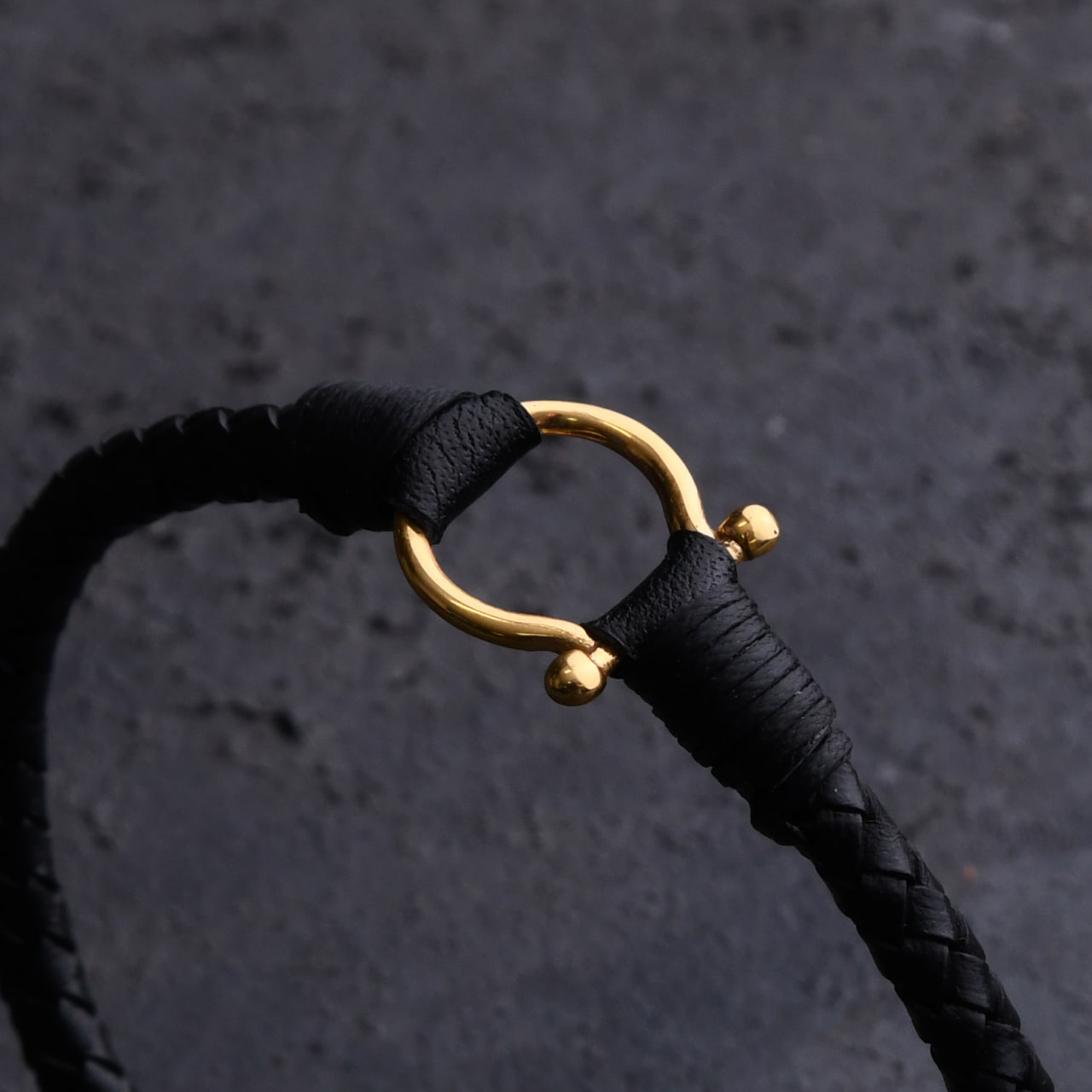 دستبند مردانه طلا چرم طرح امگا