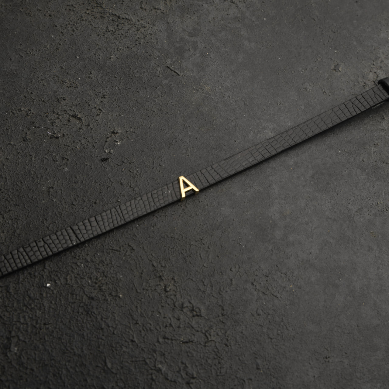 دستبند مردانه طلا چرم حرف A دستبند مردانه طلا چرم حرف A