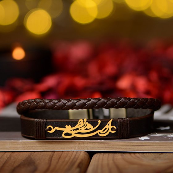 دستبند طلا چرم با پلاک اوست نشسته در نظر