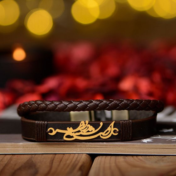 دستبند چرم طلا با پلاک ای که نشسته در نظر