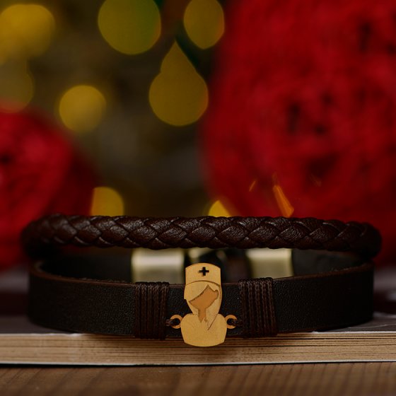 دستبند طلا چرم با پلاک طرح پرستار