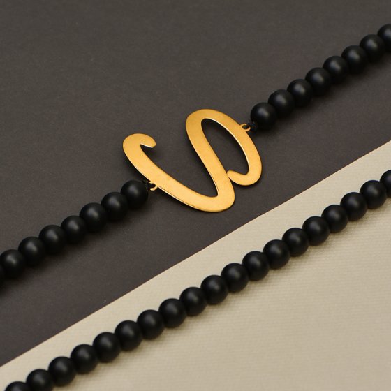 گردنبند اونیکس با پلاک طلا حرف s