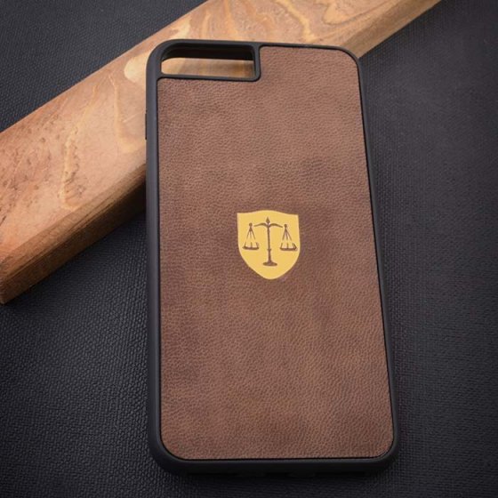 قاب موبایل چرم طبیعی با پلاک ترازوی عدالت