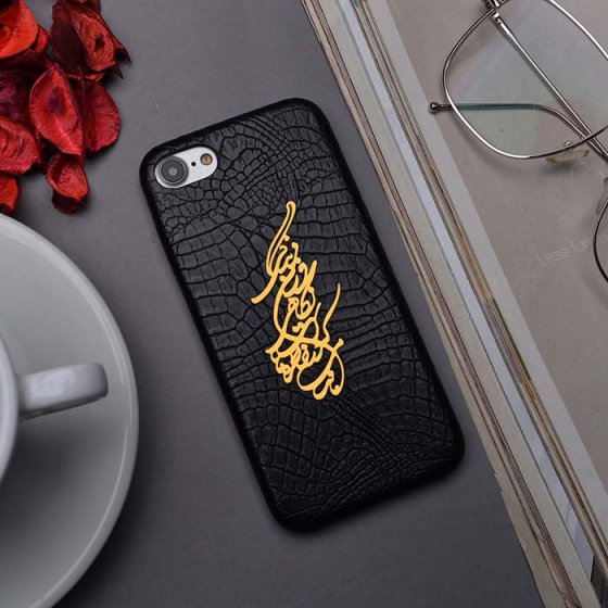 قاب موبایل چرم با پلاک زندگی وزن نگاهی است که در خاطره ها می ماند