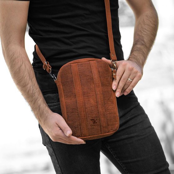 کیف کراس بادی چرم با پلاک هیچ