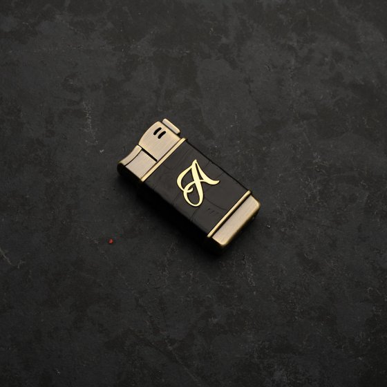 فندک چرم و طلا با پلاک اسم حرف A