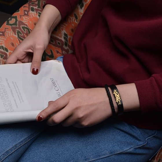 دستبند طلا چرم با پلاک اسم تومرا جان و جهانی