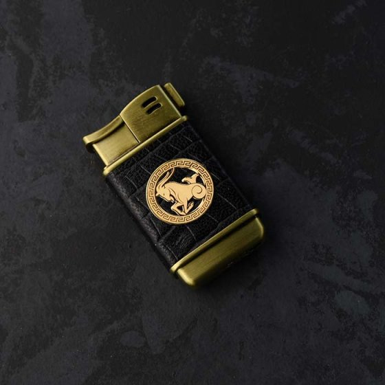 فندک چرم و طلا با نماد ماه فروردین