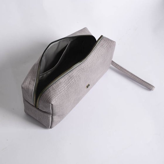 کیف لوازم آرایش چرم خاکستری