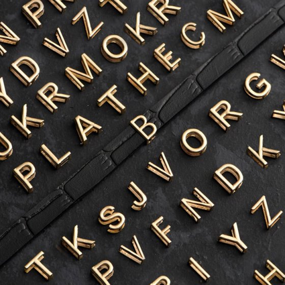 دستبند زنانه طلا چرم حرف M