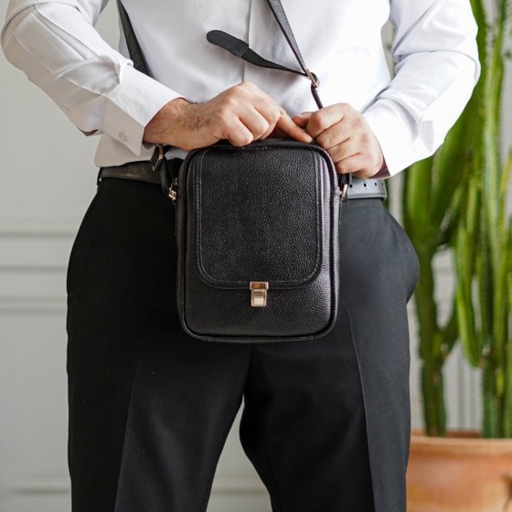 کیف دوشی مردانه طرح نگین بزرگ چرم مشکی فلوتر