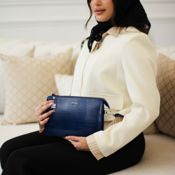 کیف دوشی زنانه طرح دیوا چرم سرمه ای لیزارد