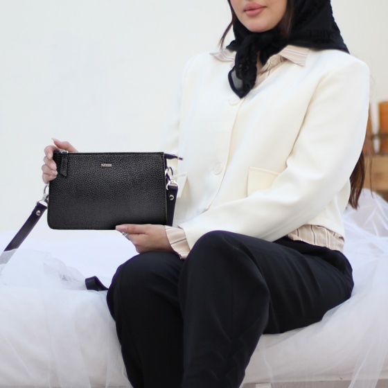 کیف دوشی زنانه چرم مشکی فلوتر طرح میلانا