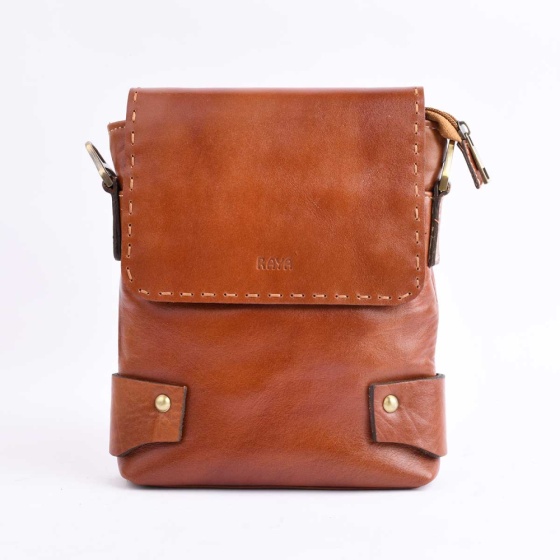 کیف کراس بادی مردانه طرح فامیلا چرم ساده عسلی