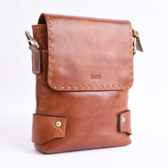 کیف کراس بادی مردانه طرح فامیلا چرم ساده عسلی