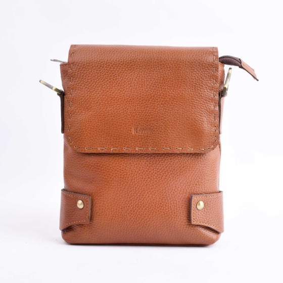 کیف کراس بادی مردانه طرح فامیلا چرم فلوتر عسلی