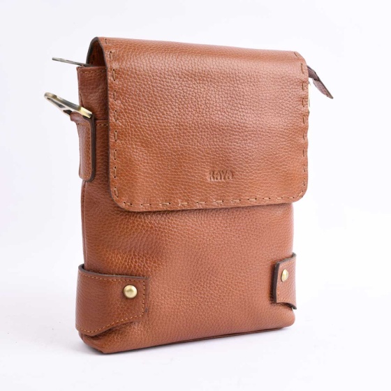 کیف کراس بادی مردانه طرح فامیلا چرم فلوتر عسلی