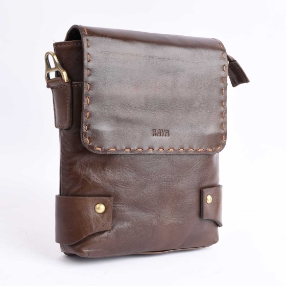 کیف کراس بادی مردانه طرح فامیلا چرم ساده قهوه ای