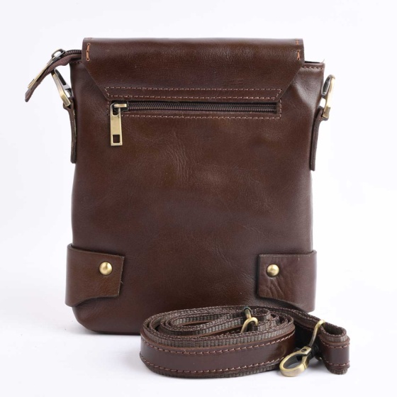 کیف کراس بادی مردانه طرح فامیلا چرم ساده قهوه ای