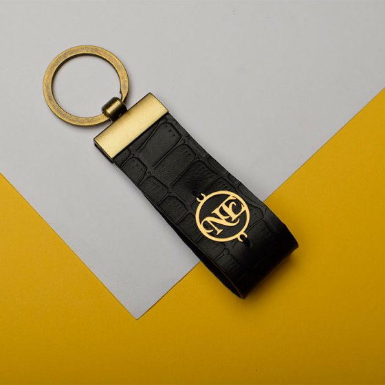 جاکلیدی طلا چرم با پلاک حرف N.E