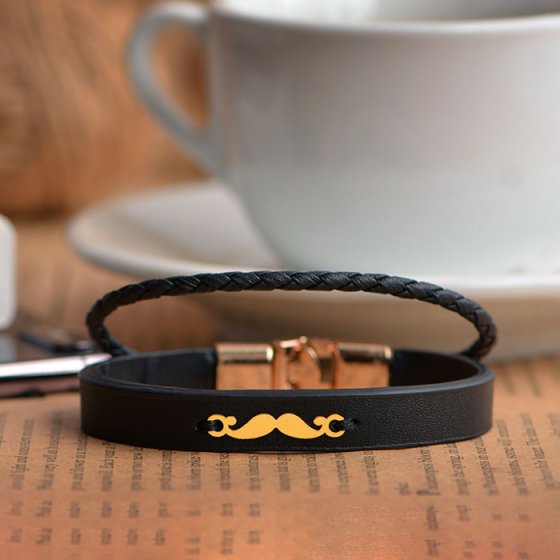 دستبند طلا چرم با پلاک طرح سیبیل